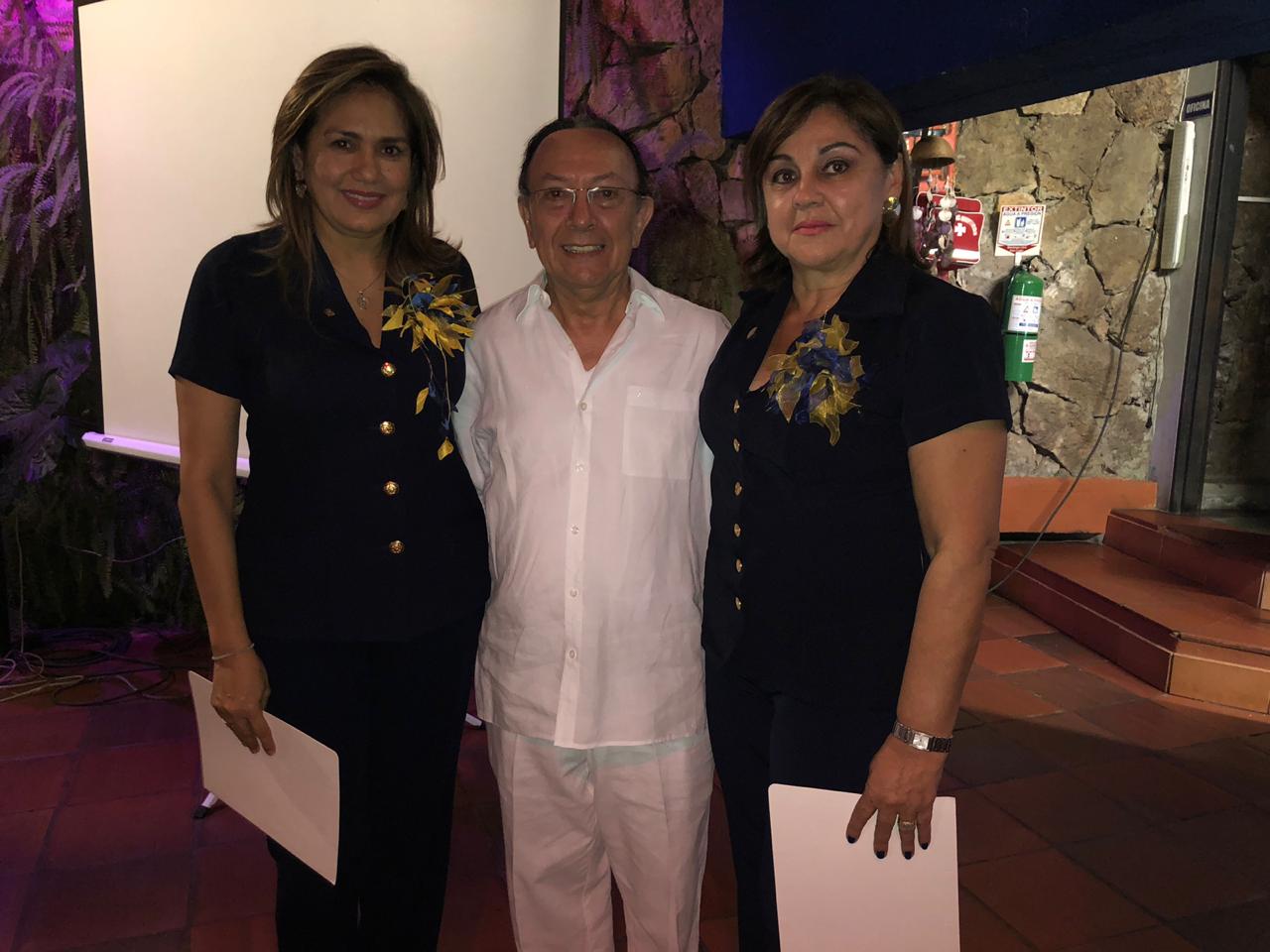 Las dos nuevas integrantes del Club Rotario Las Ceibas: Charito de Romero y Olga Elena de Cabrera, acompañadas de Neftalí Vásquez, quien les dio la bienvenida con la invocación respectiva.